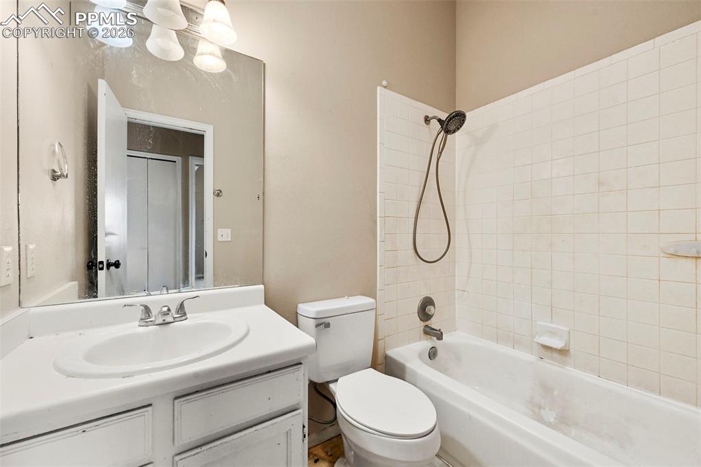 Image 20 of 28: Bathroom