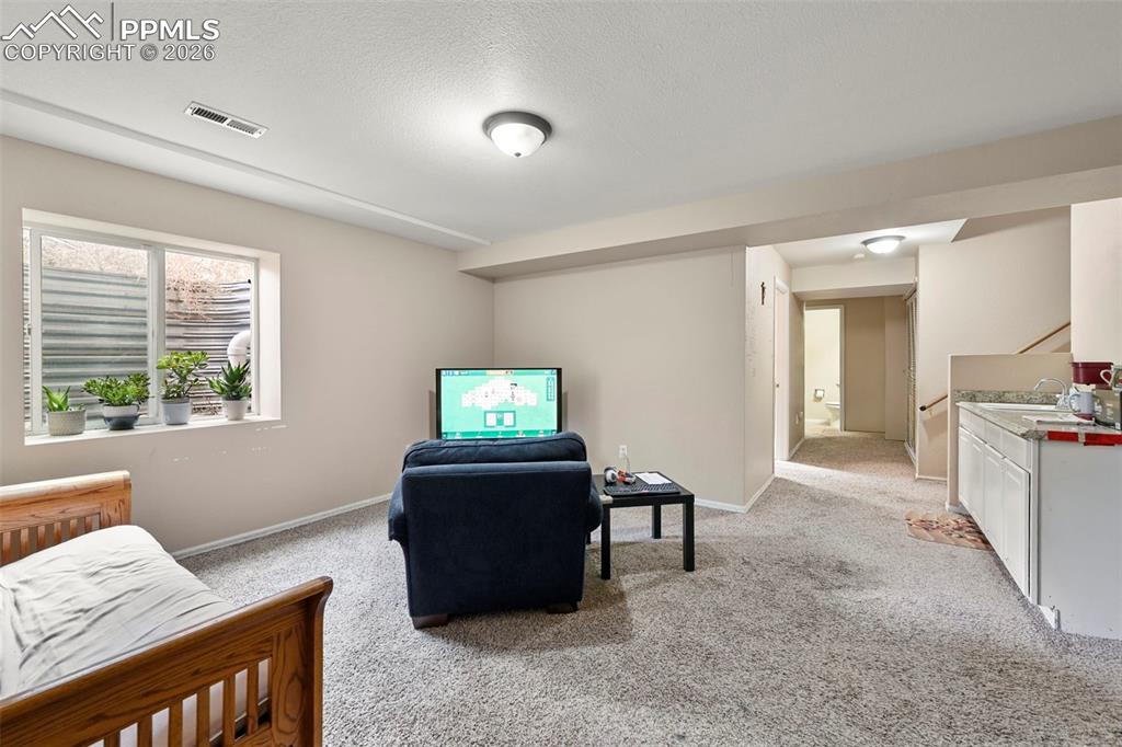 Image 27 of 28: Bedroom