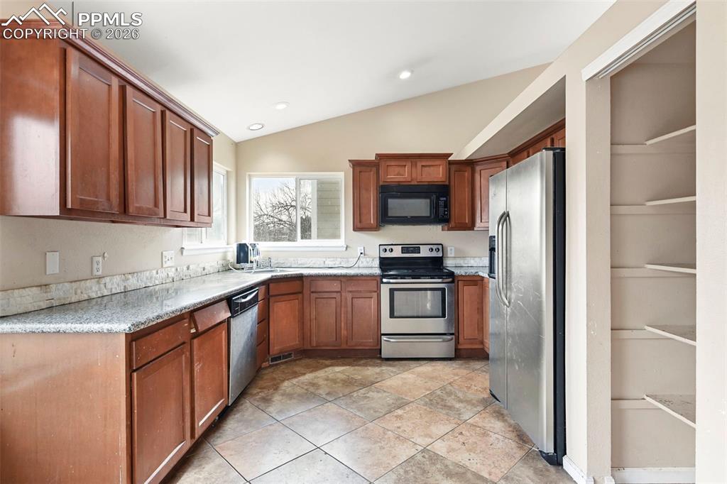 Image 9 of 28: Kitchen