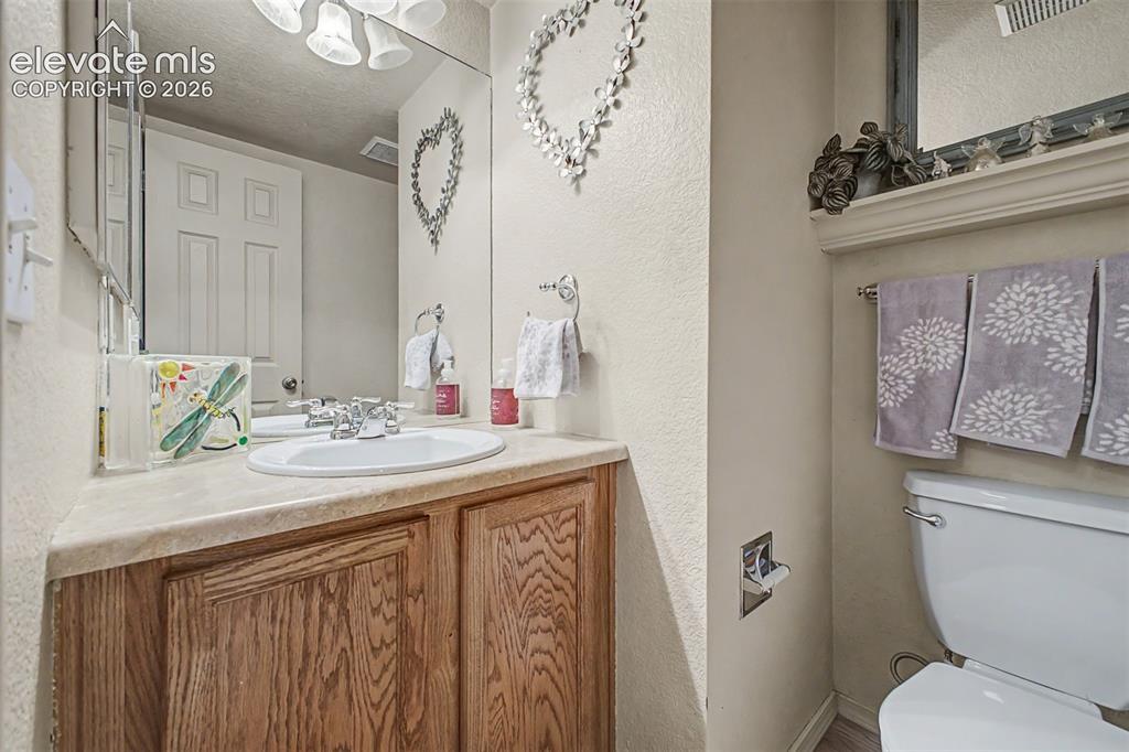 Image 13 of 35: Convenient 1/2 bath on the main floor