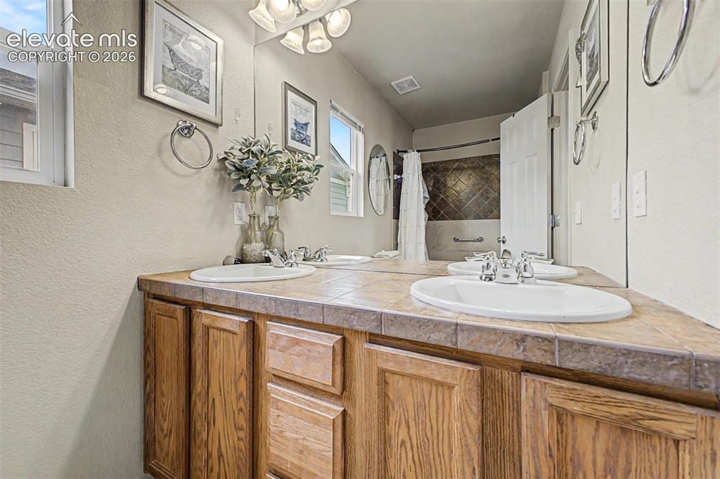 Image 20 of 35: Beautiful on-suite Bathroom