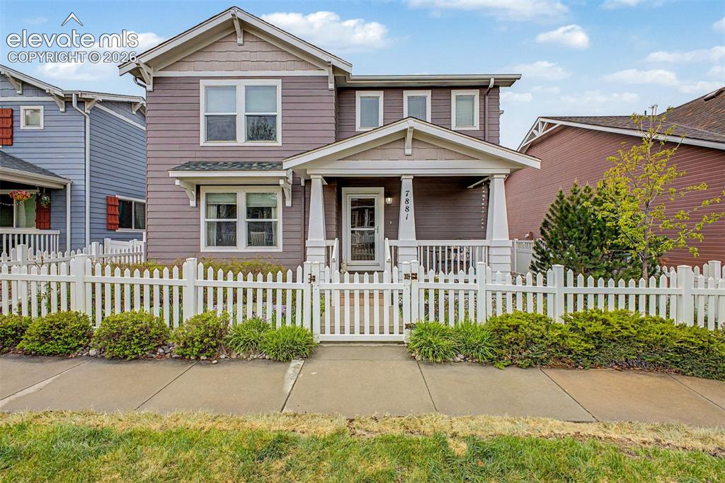 Image 4 of 35: Beautiful curb appeal