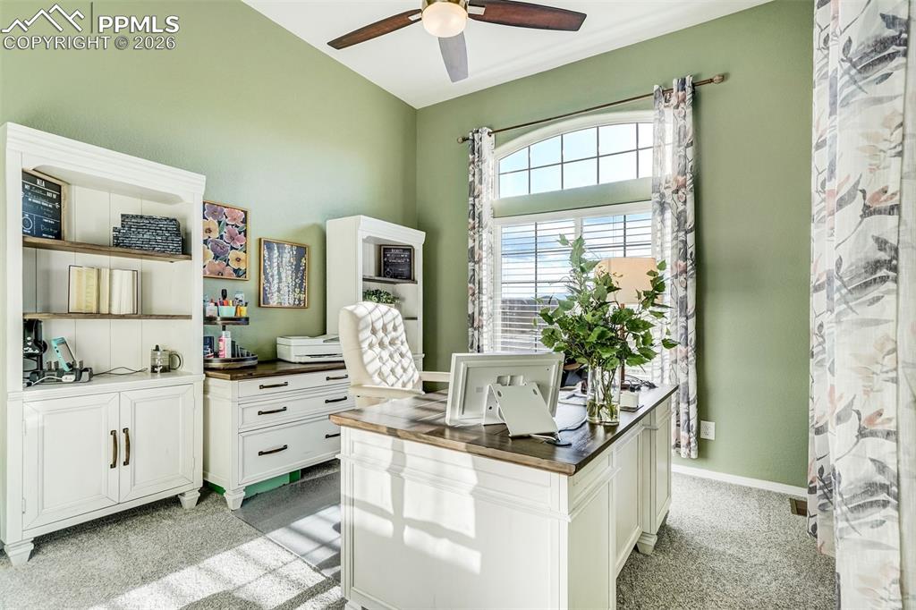 Image 19 of 50: Office