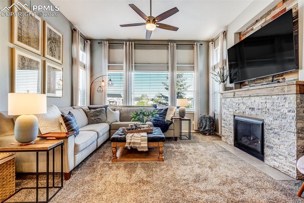 Image 8 of 50: Living Room