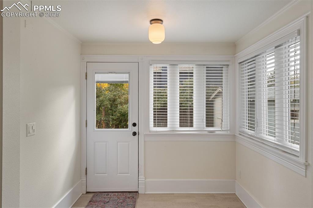Image 10 of 32: Eat in area in the kitchen with access to the back yard.