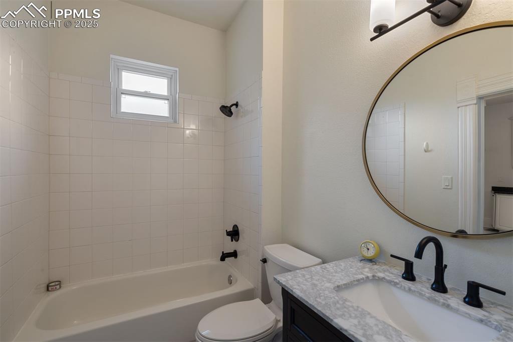 Image 13 of 32: Bathroom