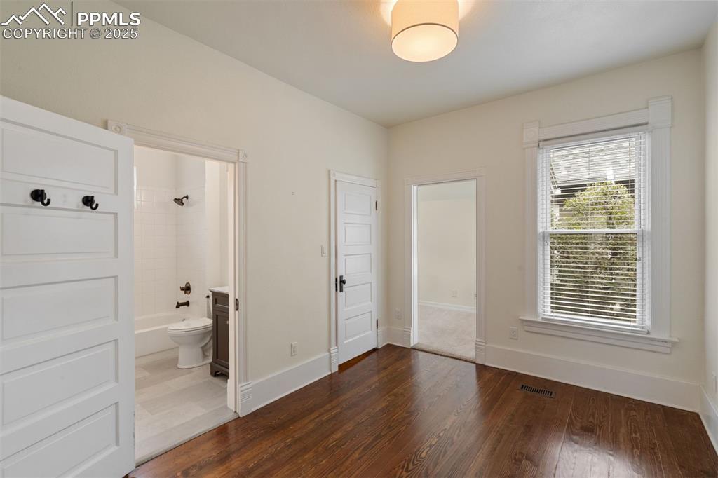 Image 16 of 32: Bedroom