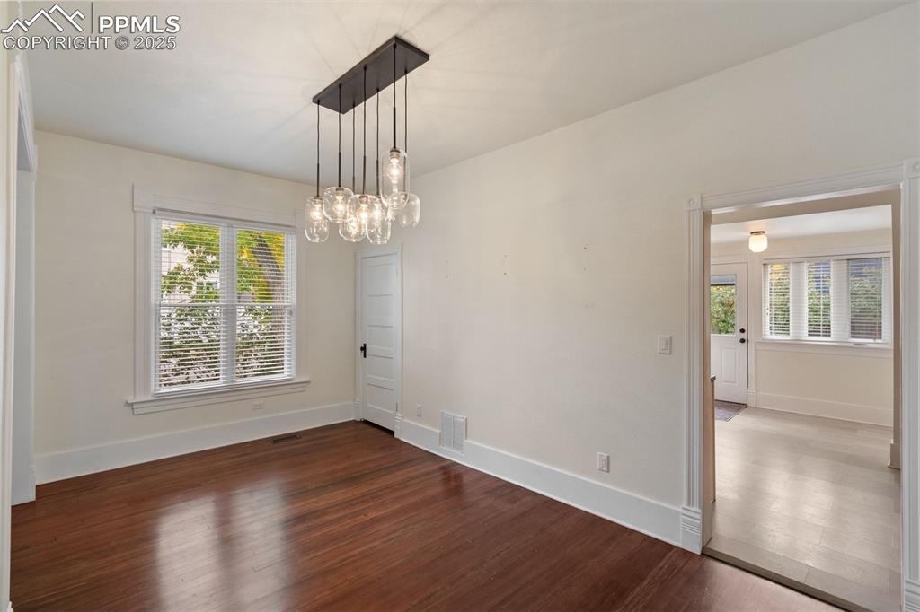 Image 20 of 32: Dining Area