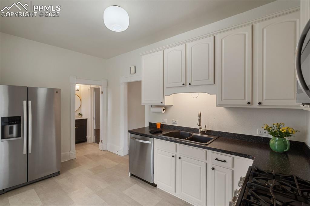 Image 8 of 32: Kitchen