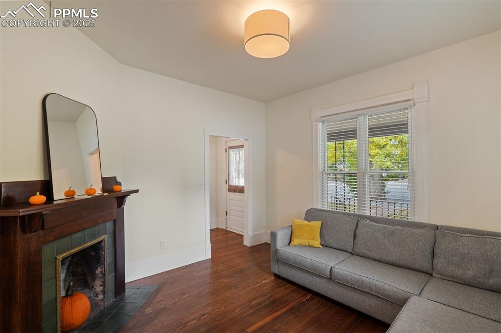 Image 9 of 32: Living Room