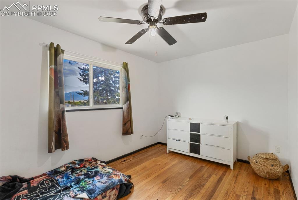 Image 12 of 27: Bedroom