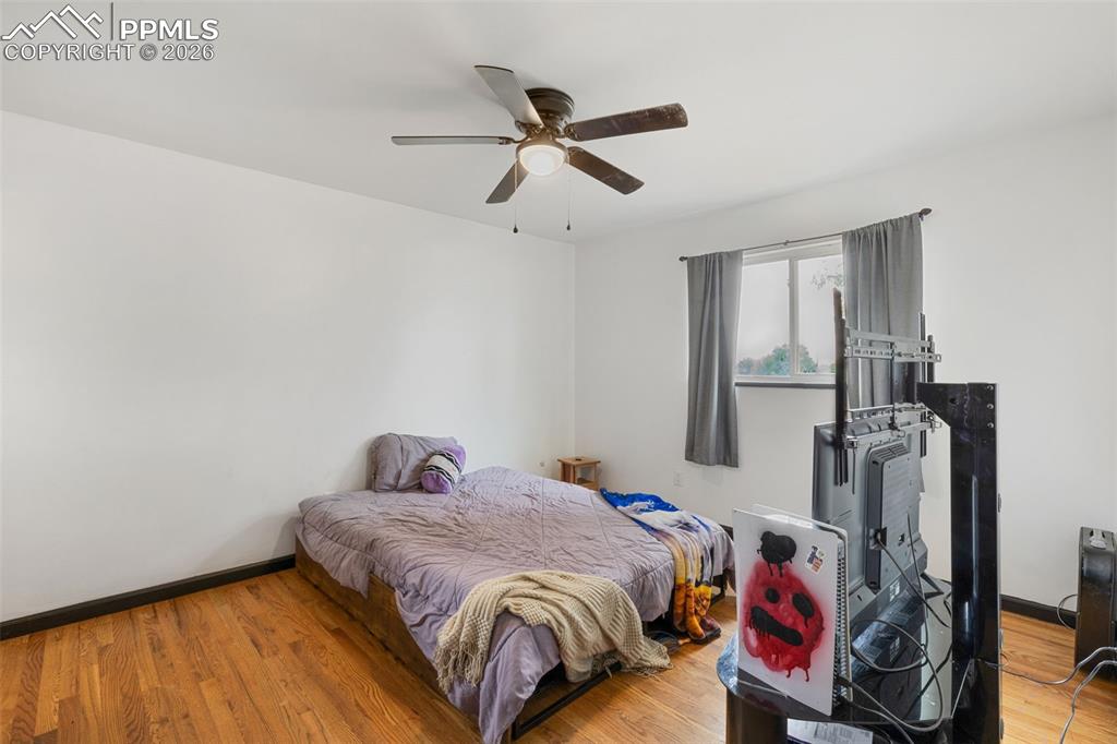 Image 14 of 27: Bedroom