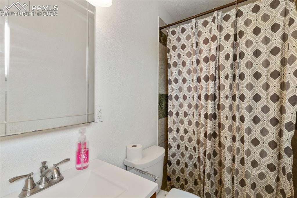 Image 15 of 27: Bathroom