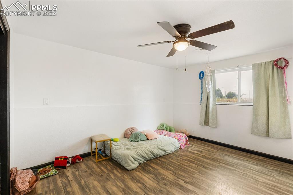 Image 16 of 27: Bedroom