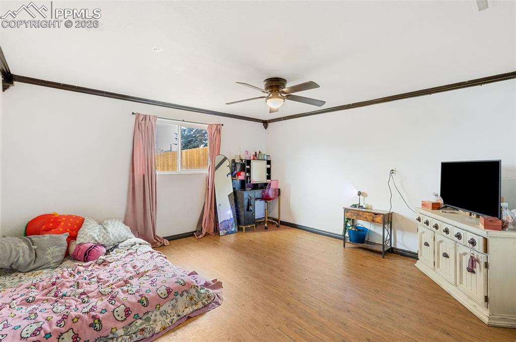 Image 17 of 27: Bedroom