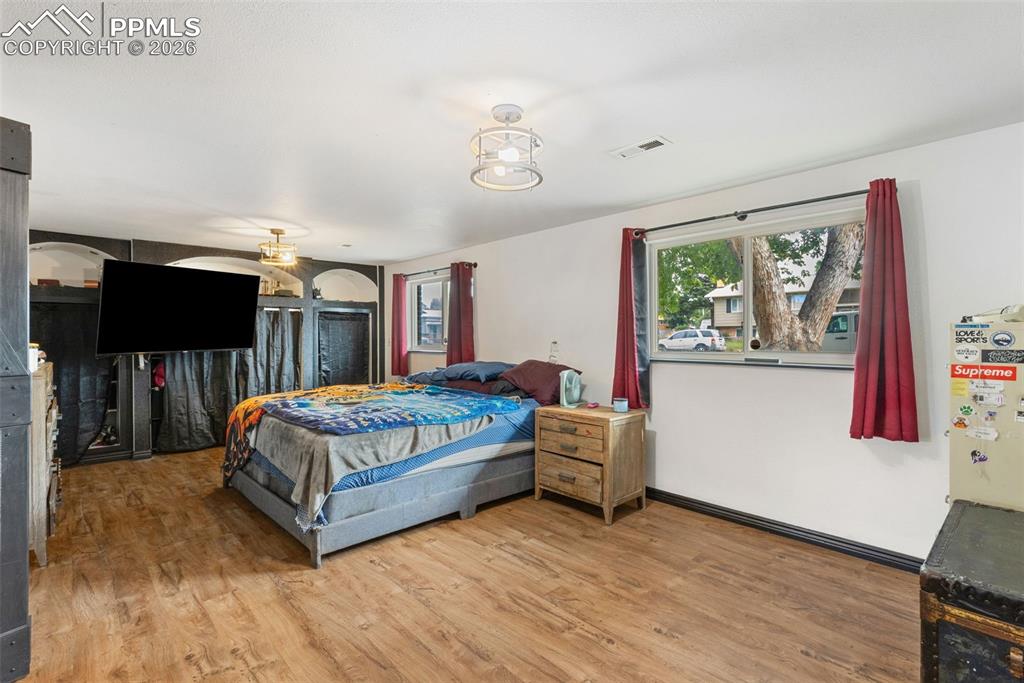 Image 19 of 27: Bedroom