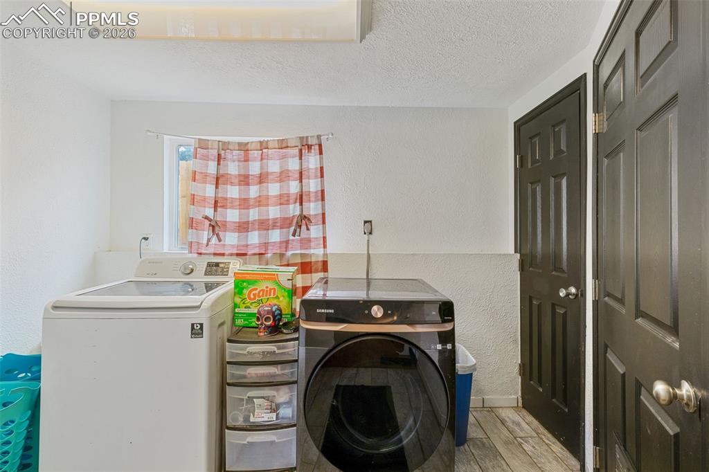 Image 23 of 27: Laundry