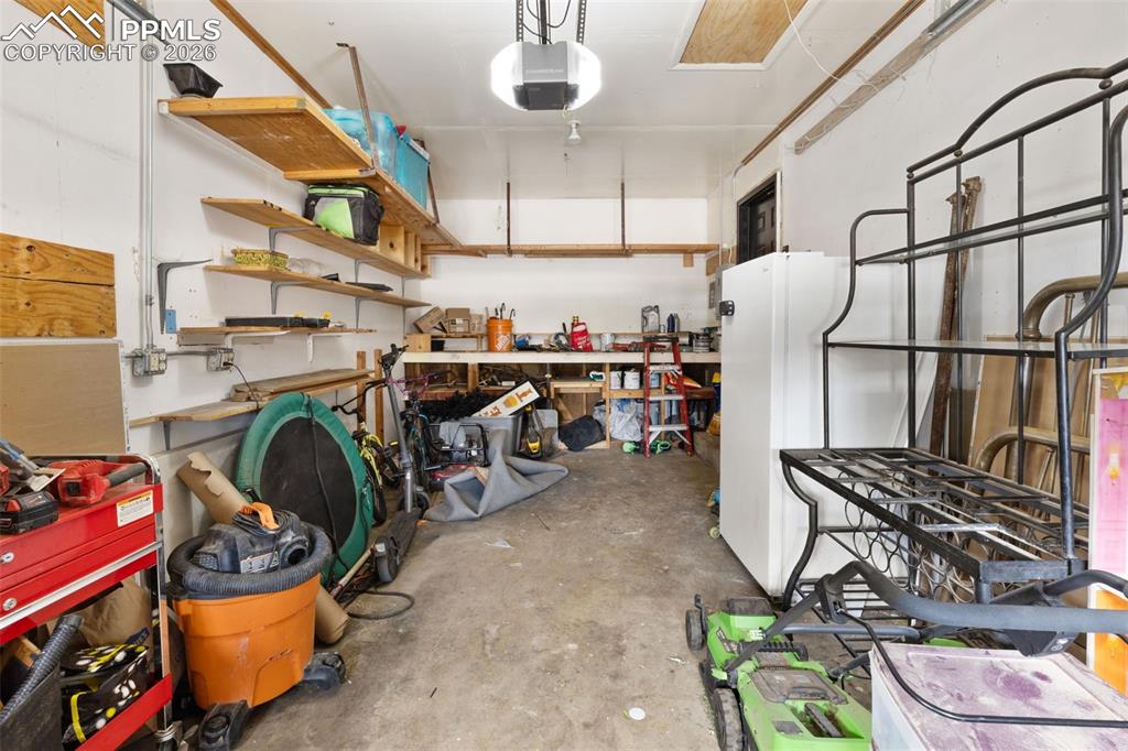 Image 24 of 27: Garage