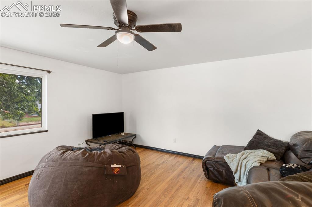 Image 5 of 27: Living Room