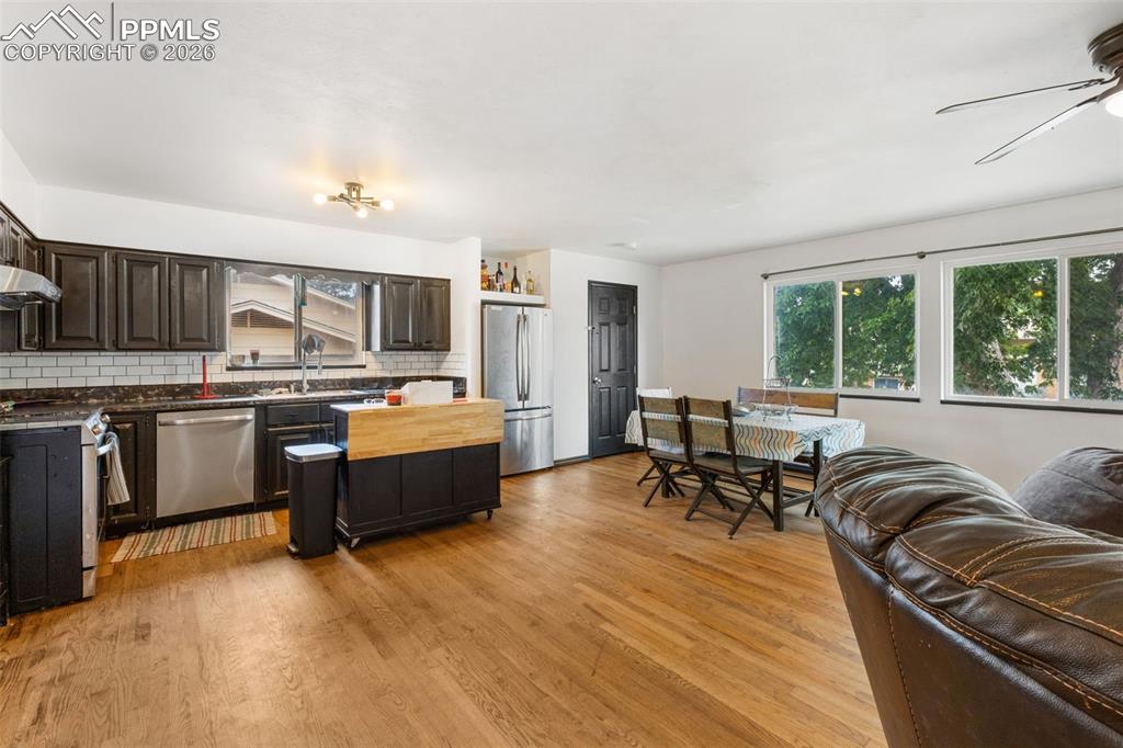 Image 7 of 27: Kitchen