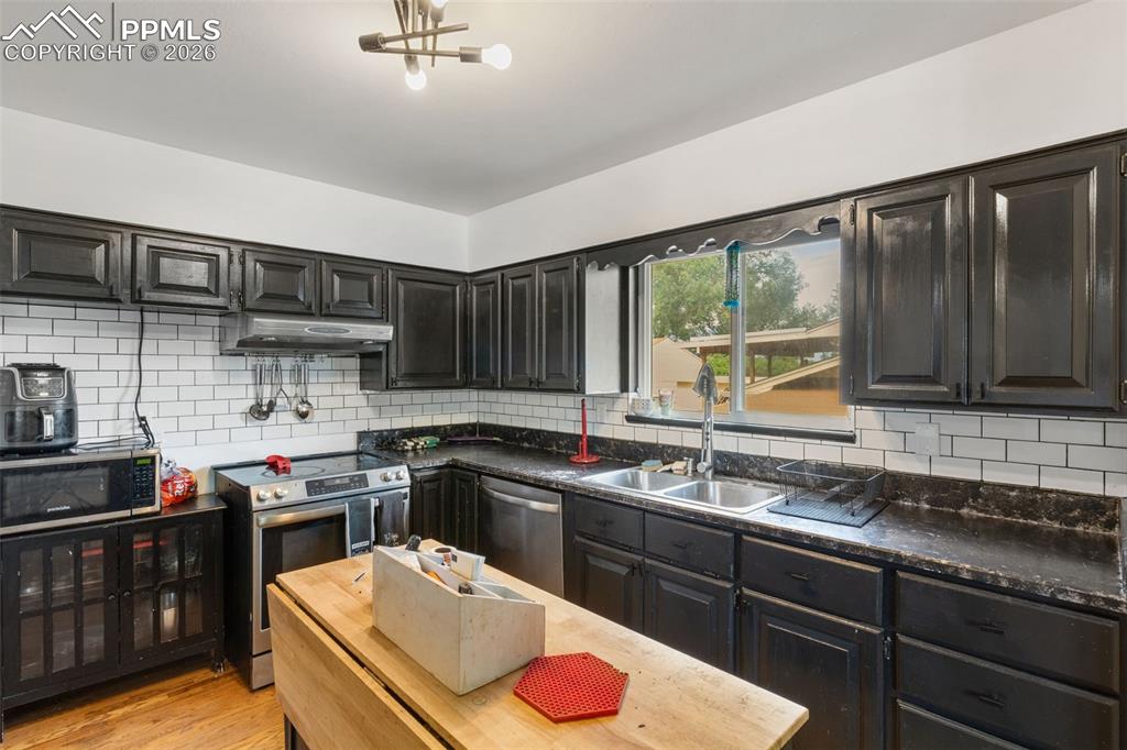 Image 8 of 27: Kitchen