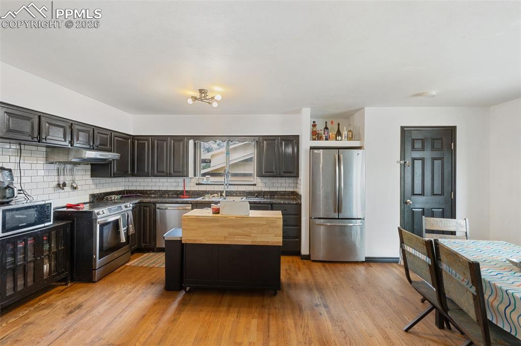 Image 9 of 27: Kitchen