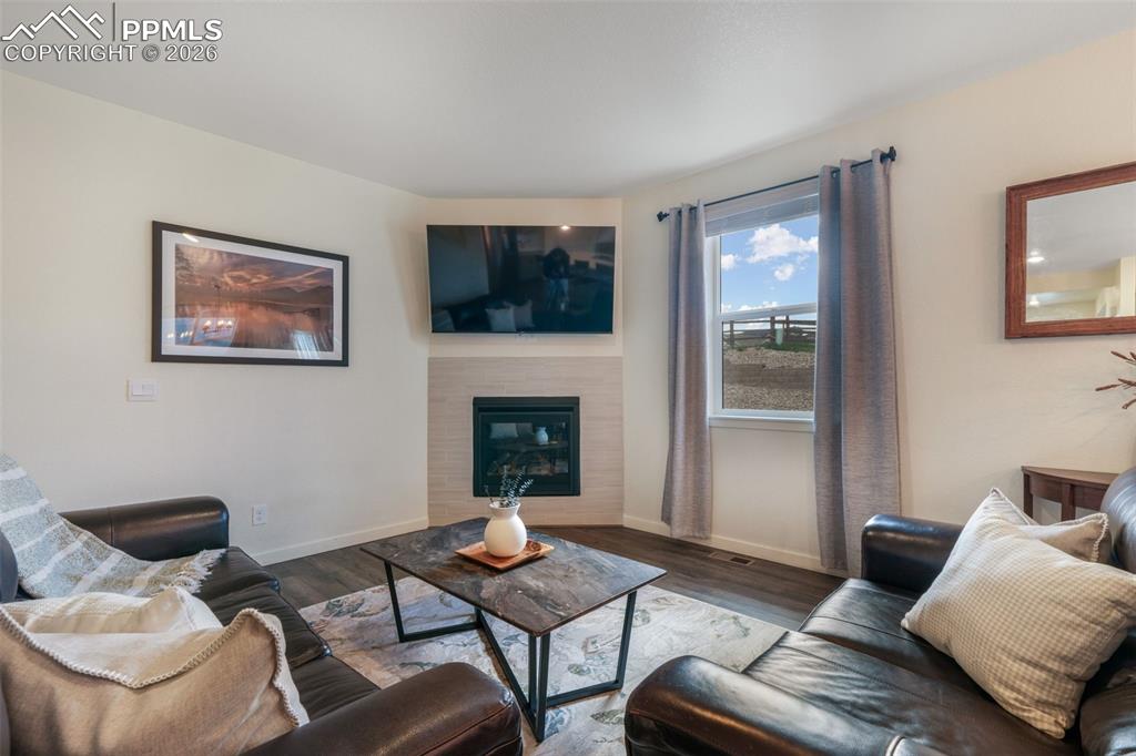 Image 19 of 50: Living Room