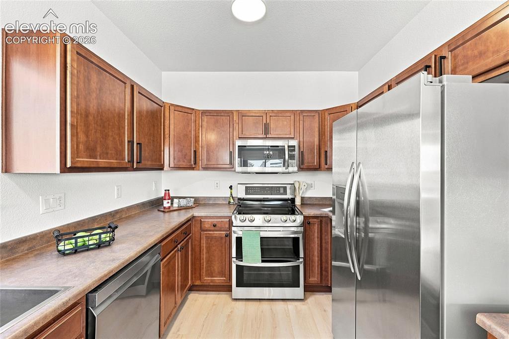 Image 11 of 30: Kitchen