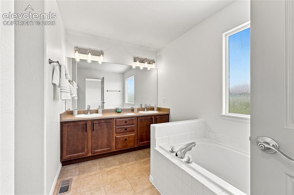 Image 15 of 30: Bathroom