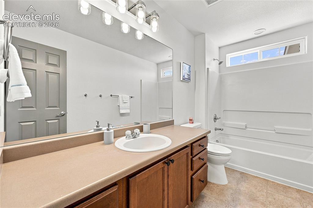 Image 20 of 30: Bathroom