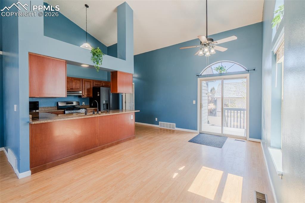 Image 18 of 37: Kitchen