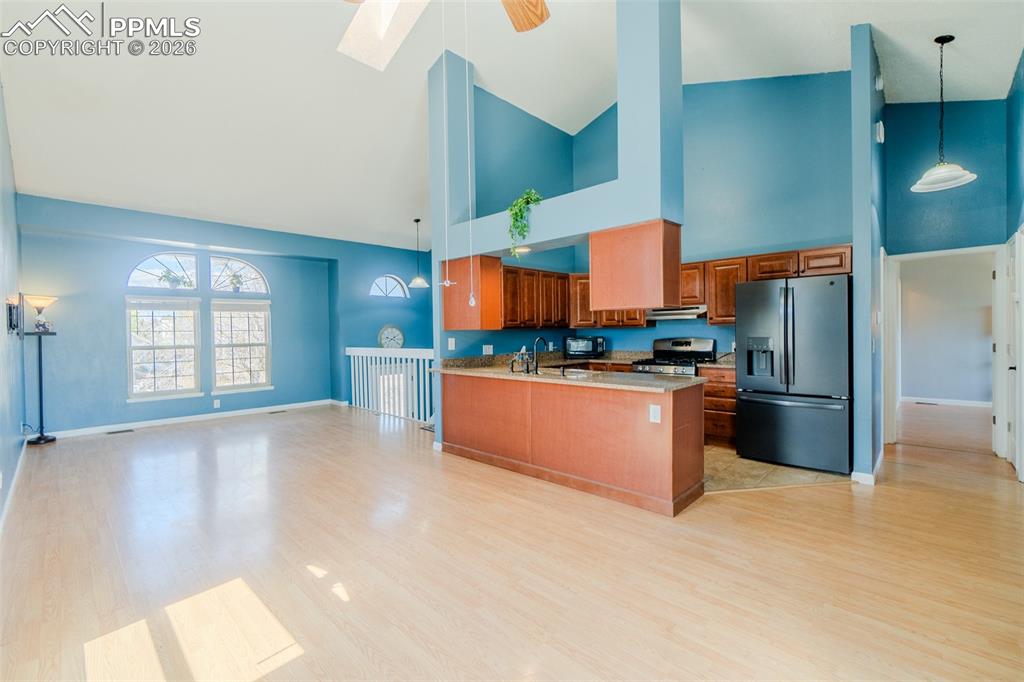 Image 21 of 37: Kitchen