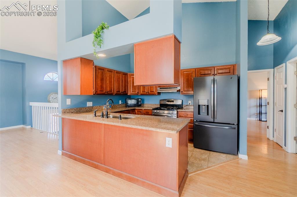 Image 22 of 37: Kitchen