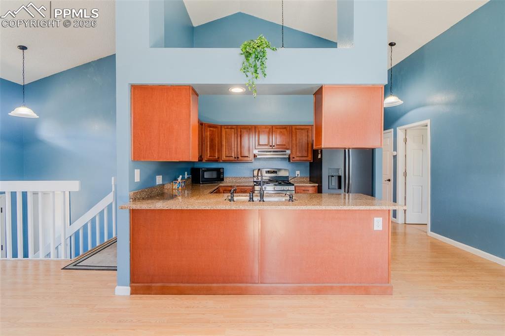 Image 23 of 37: Kitchen