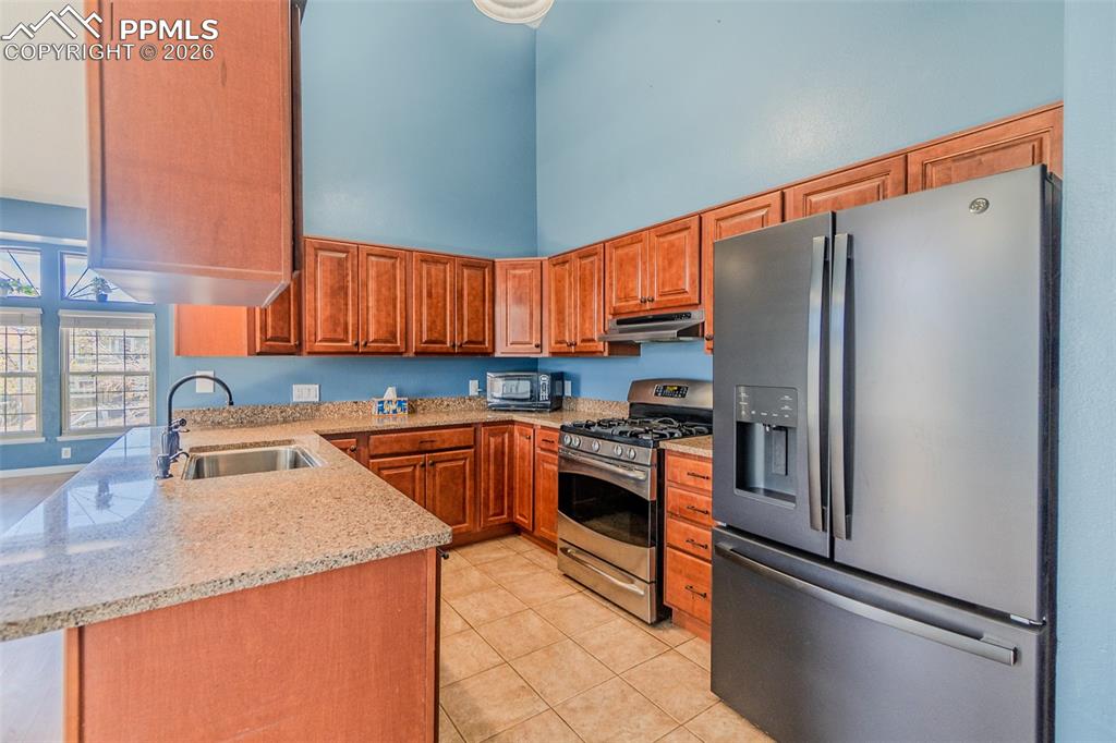 Image 24 of 37: Kitchen