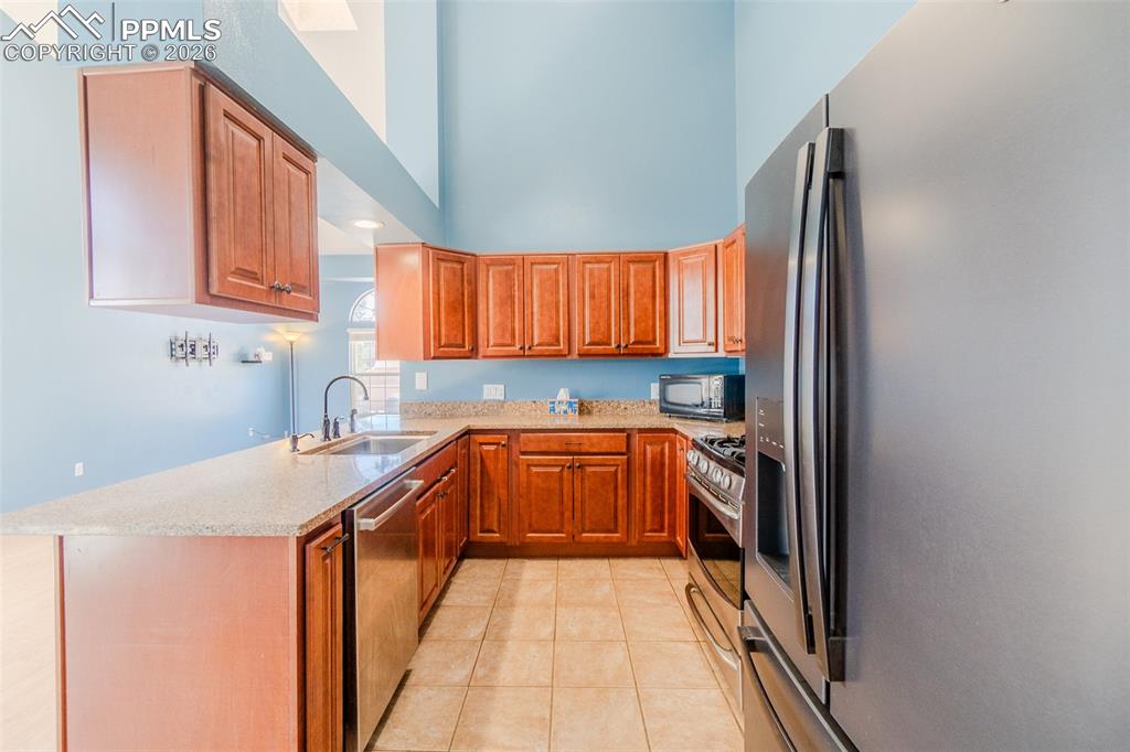 Image 25 of 37: Kitchen