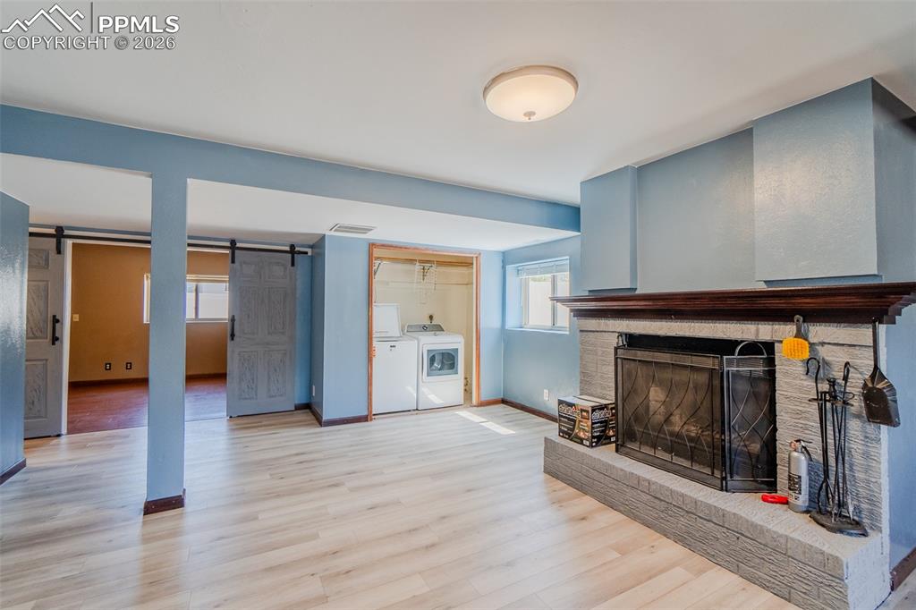 Image 32 of 37: Living Room