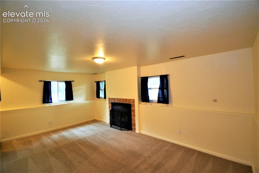 Image 10 of 13: Living Room