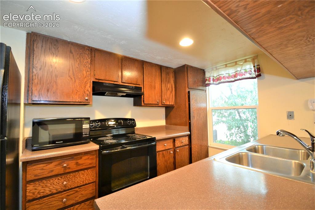 Image 4 of 13: Kitchen