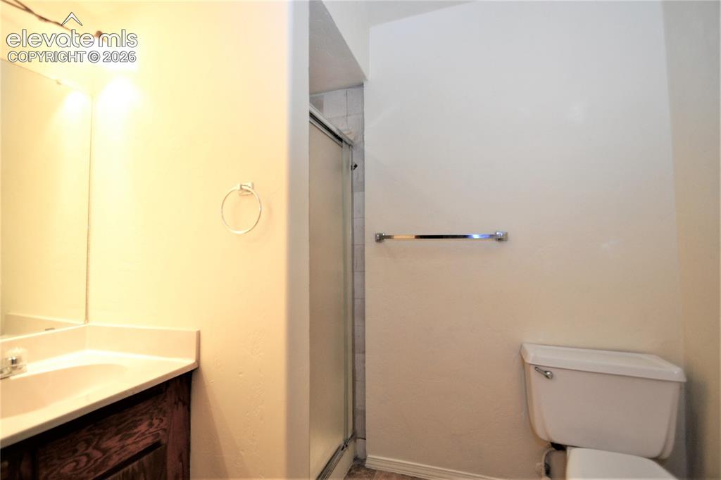 Image 6 of 13: Bathroom