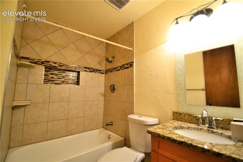 Image 9 of 13: Bathroom