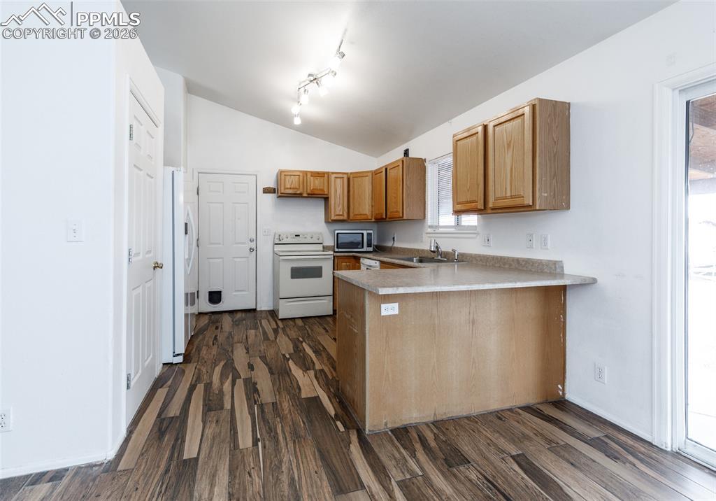 Image 13 of 50: Kitchen