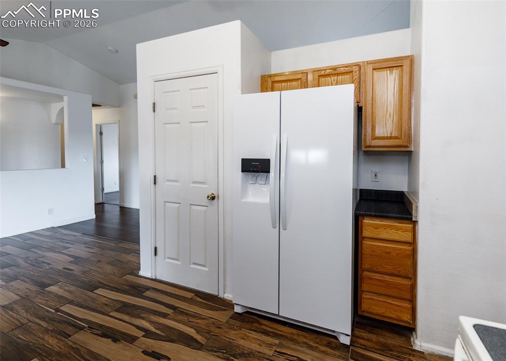 Image 15 of 50: Kitchen