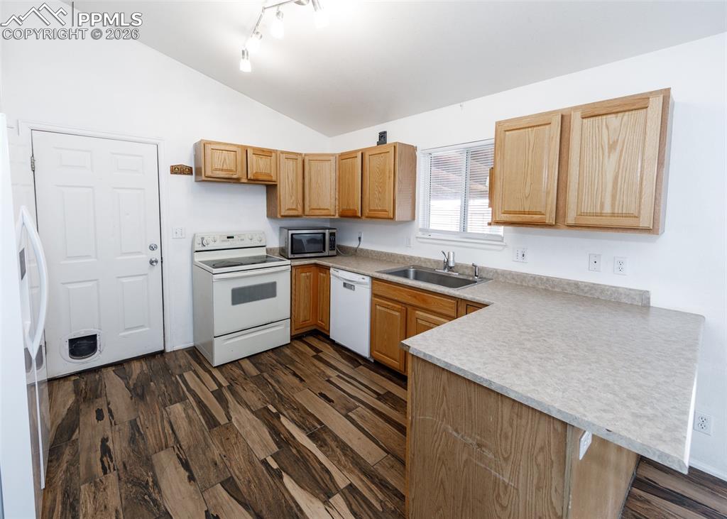 Image 16 of 50: Kitchen