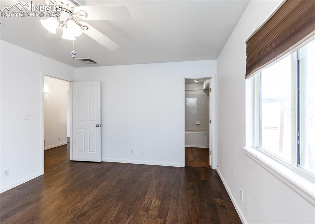 Image 20 of 50: Bedroom