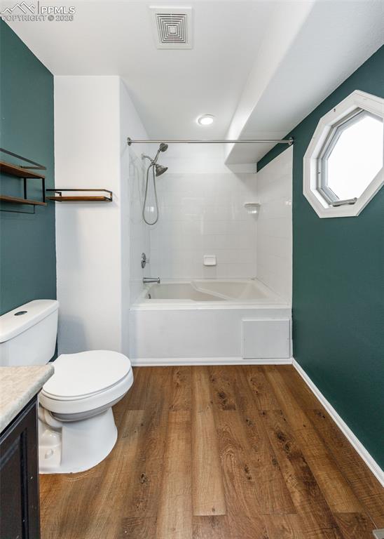 Image 23 of 50: Bathroom