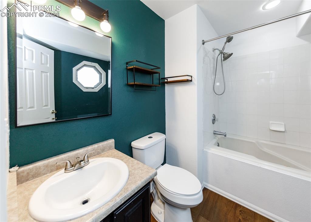 Image 24 of 50: Bathroom