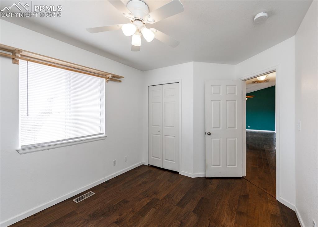 Image 26 of 50: Bedroom