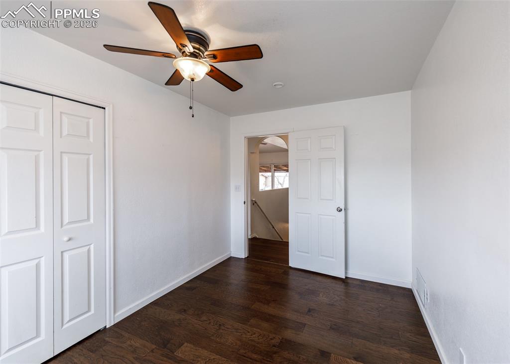 Image 27 of 50: Bedroom