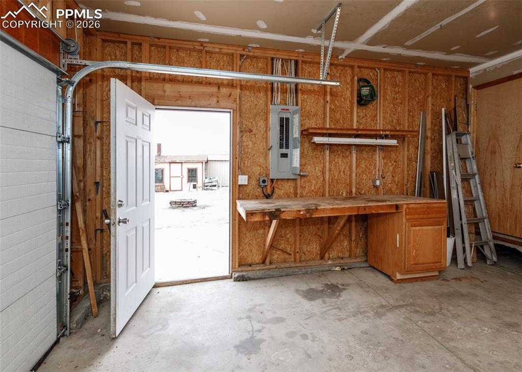 Image 42 of 50: Garage